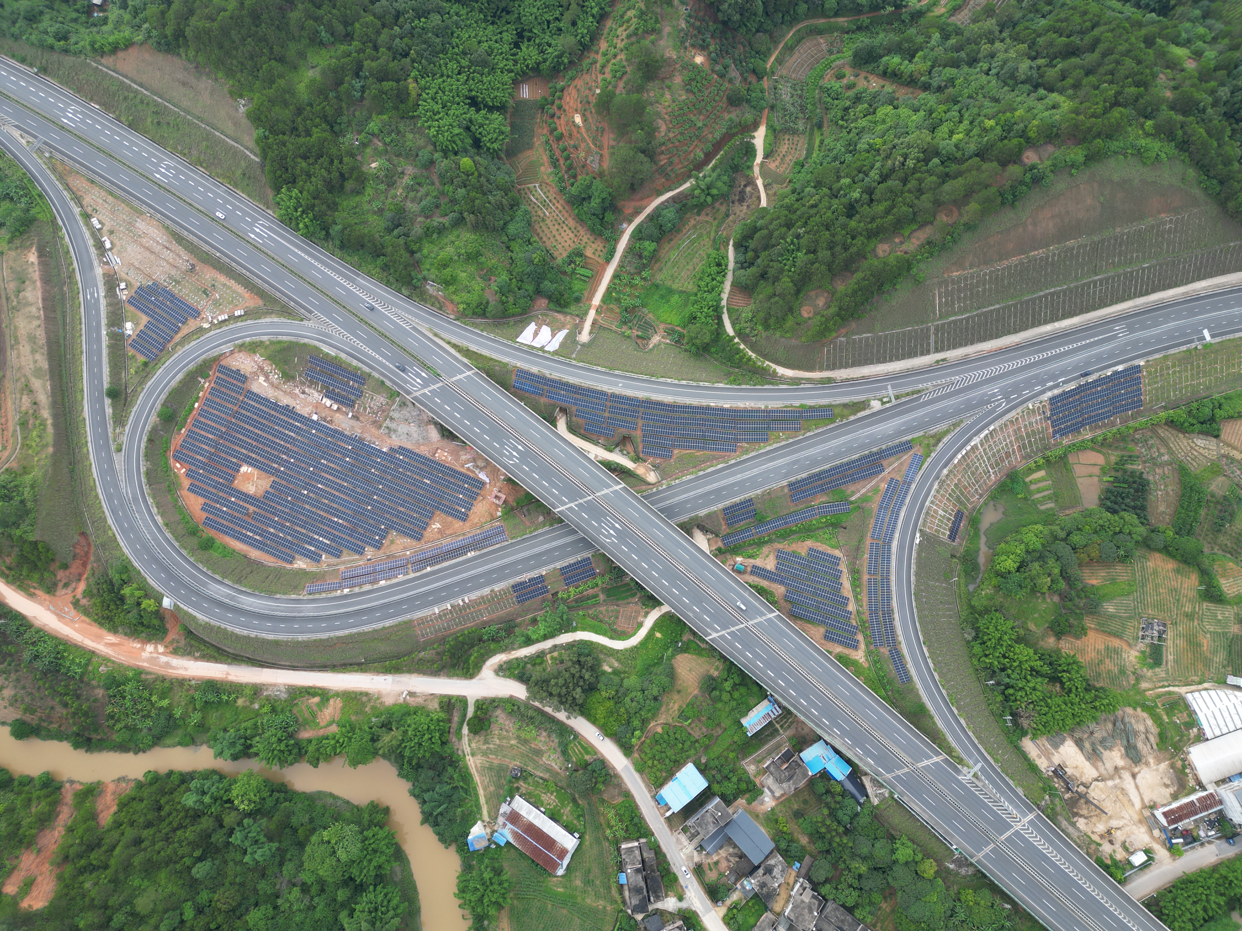 灵山东互通立交交能融合建设实景(1).jpg