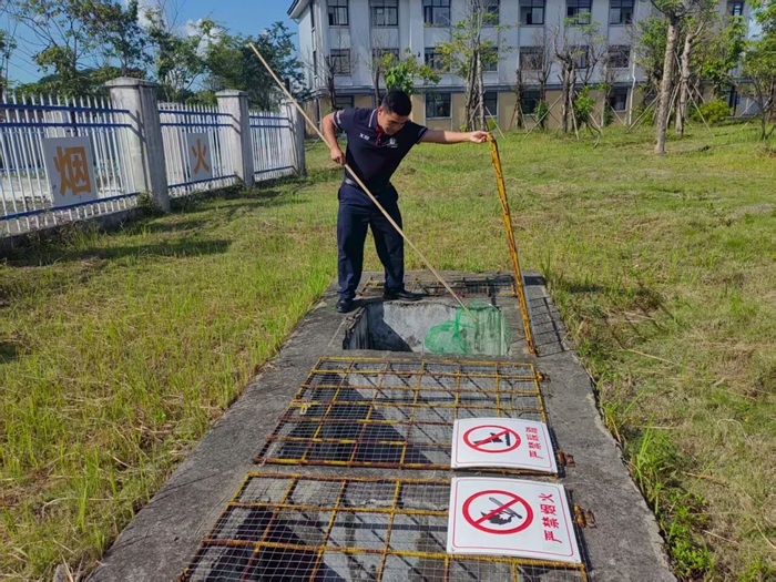 检查隔油池.jpg