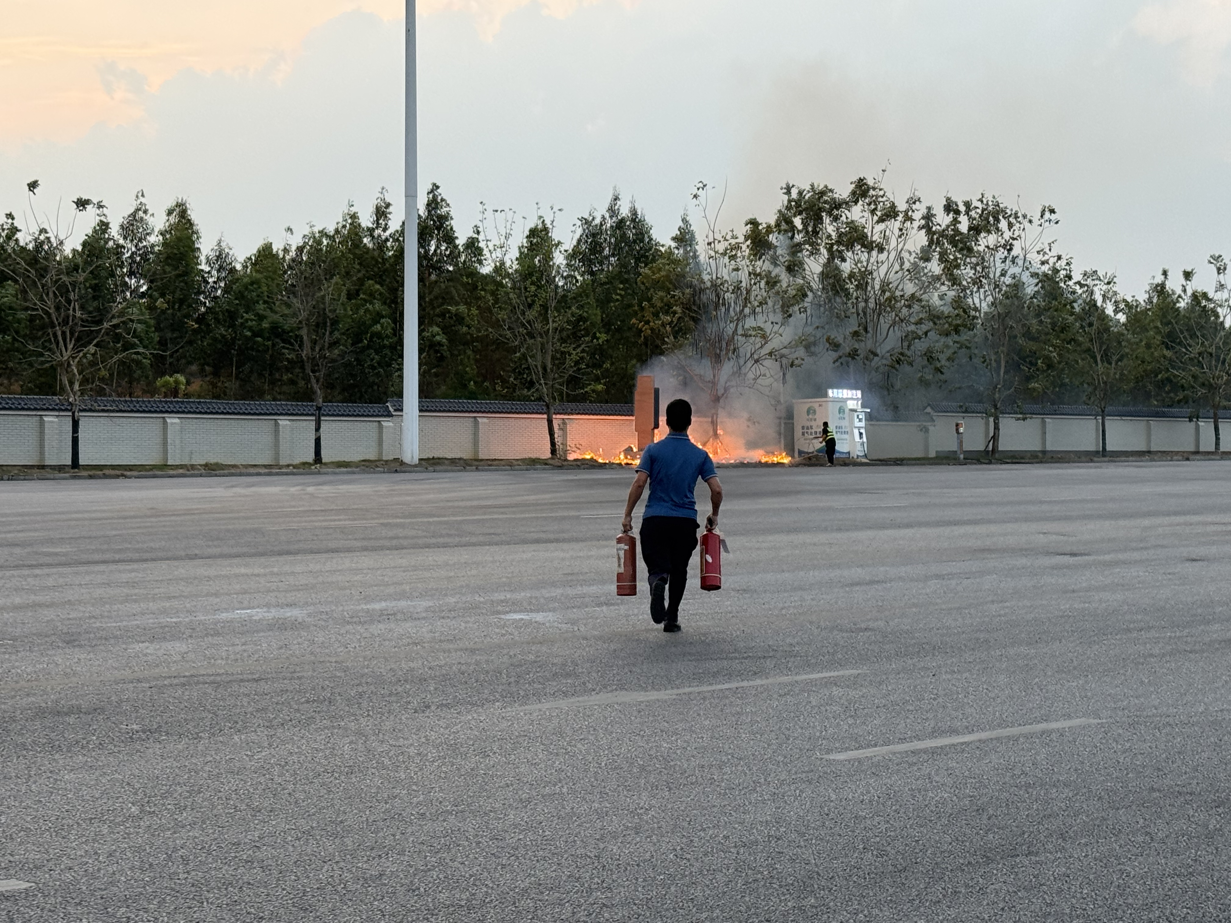 2-1.扶绥站火灾照片.png 2-1.扶绥站火灾照片.png