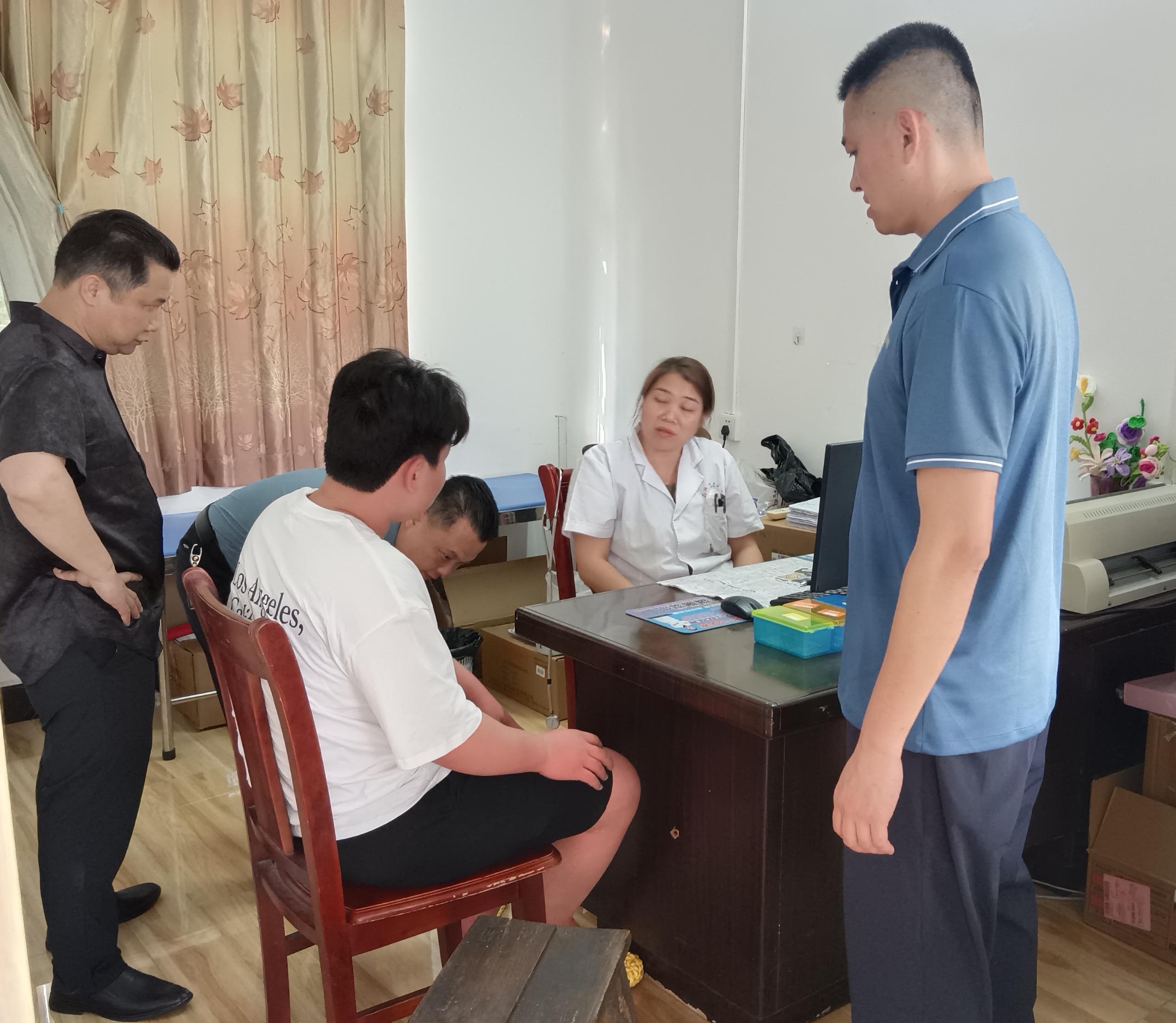 3.合浦站帮助被红火蚁客户照片.jpg 3.合浦站帮助被红火蚁客户照片.jpg