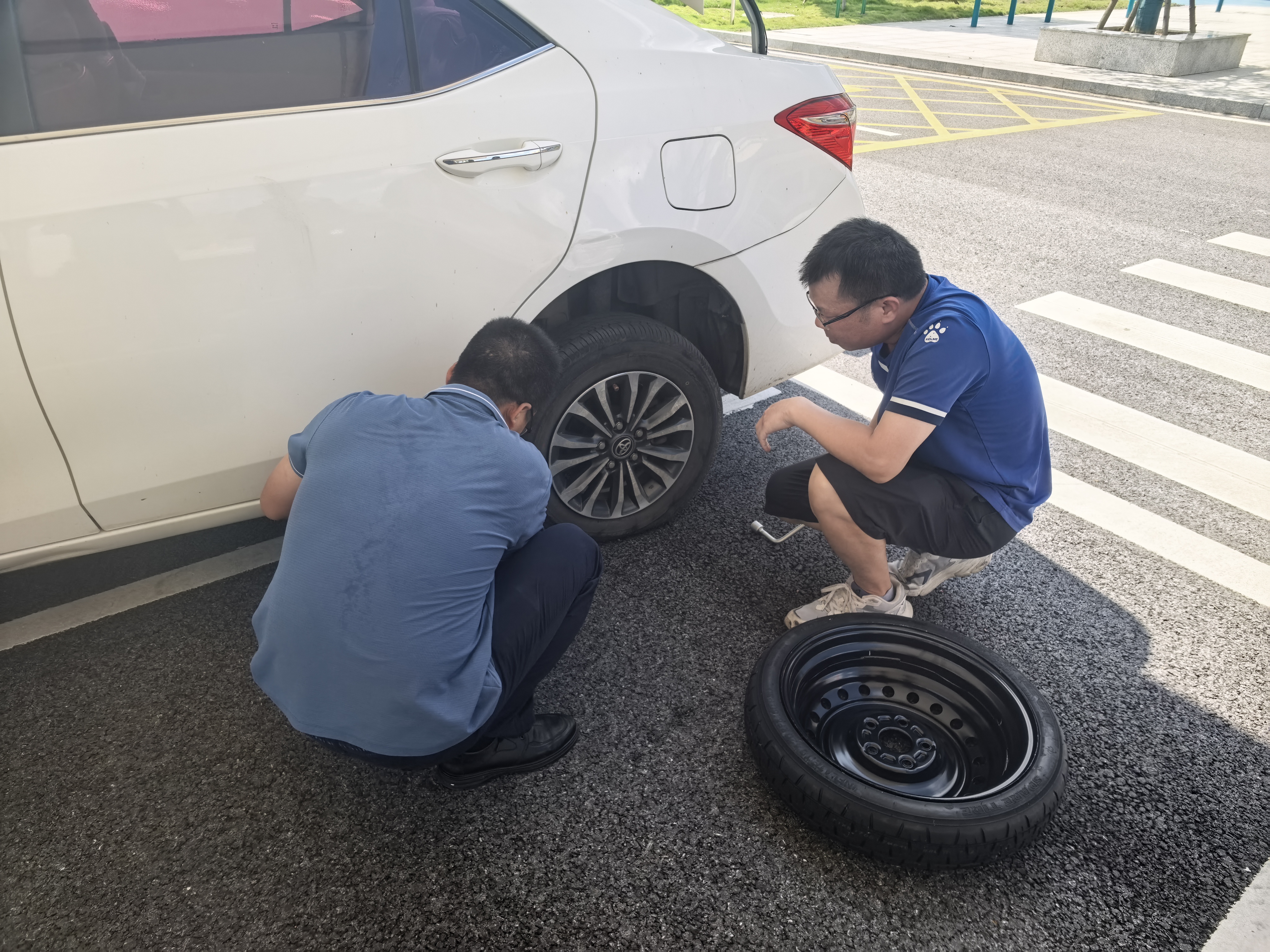 6.陈政璋和周欢修车照片.jpg 6.陈政璋和周欢修车照片.jpg