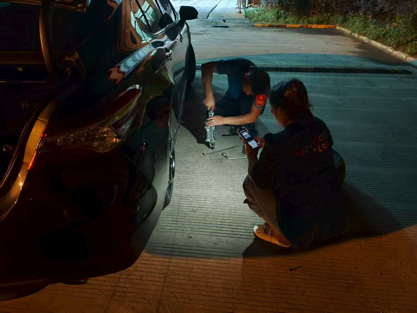 7.罗亮明修车照片.jpg 7.罗亮明修车照片.jpg