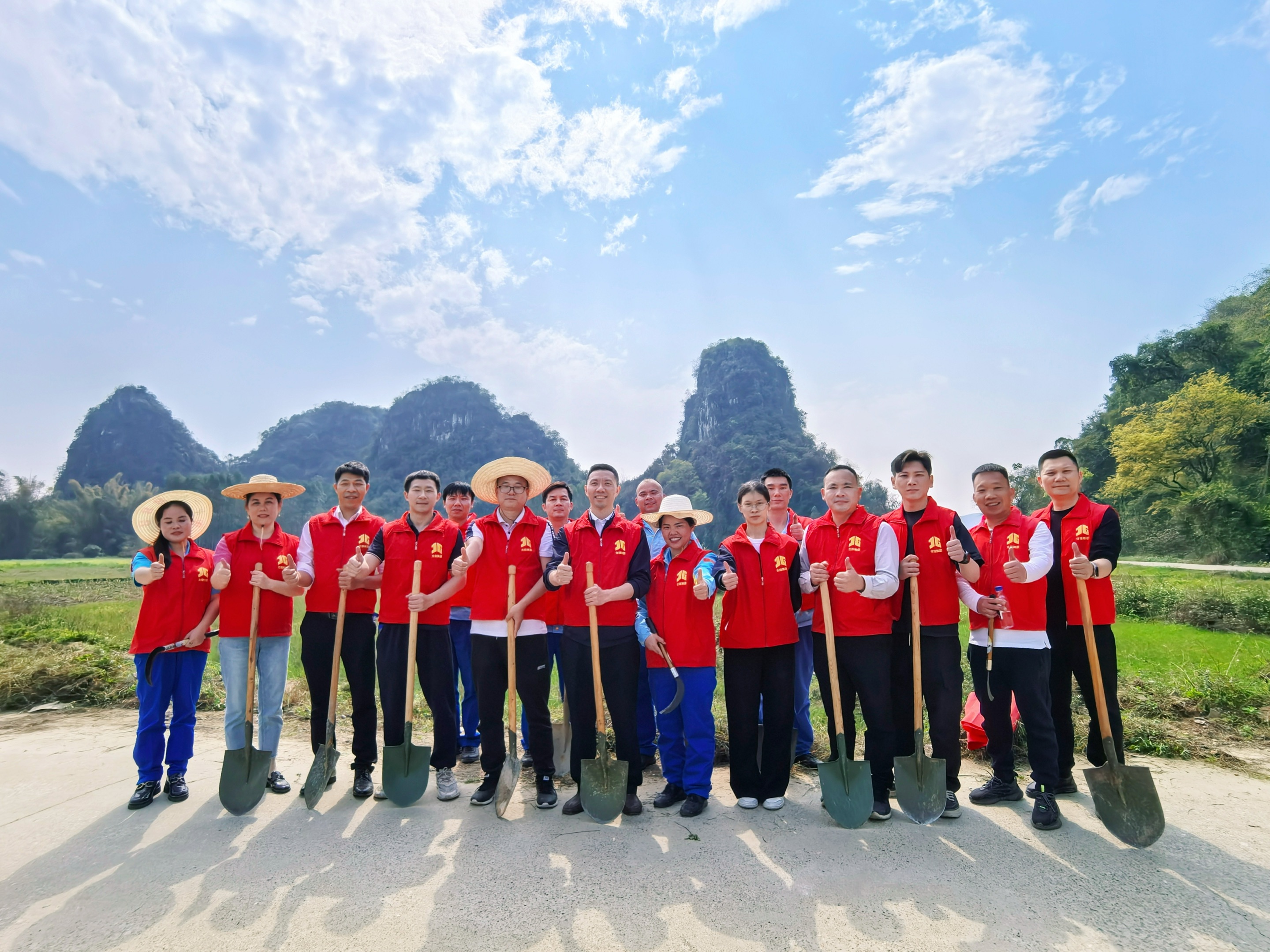 3.2025年3月,组织党团青年志愿者到柳州市融水苗族自治县下覃村白马屯开展学雷锋志愿服务主题党日暨新时代文明实践活动.jpg 3.2025年3月,组织党团青年志愿者到柳州市融水苗族自治县下覃村白马屯开展学雷锋志愿服务主题党日暨新时代文明实践活动.jpg