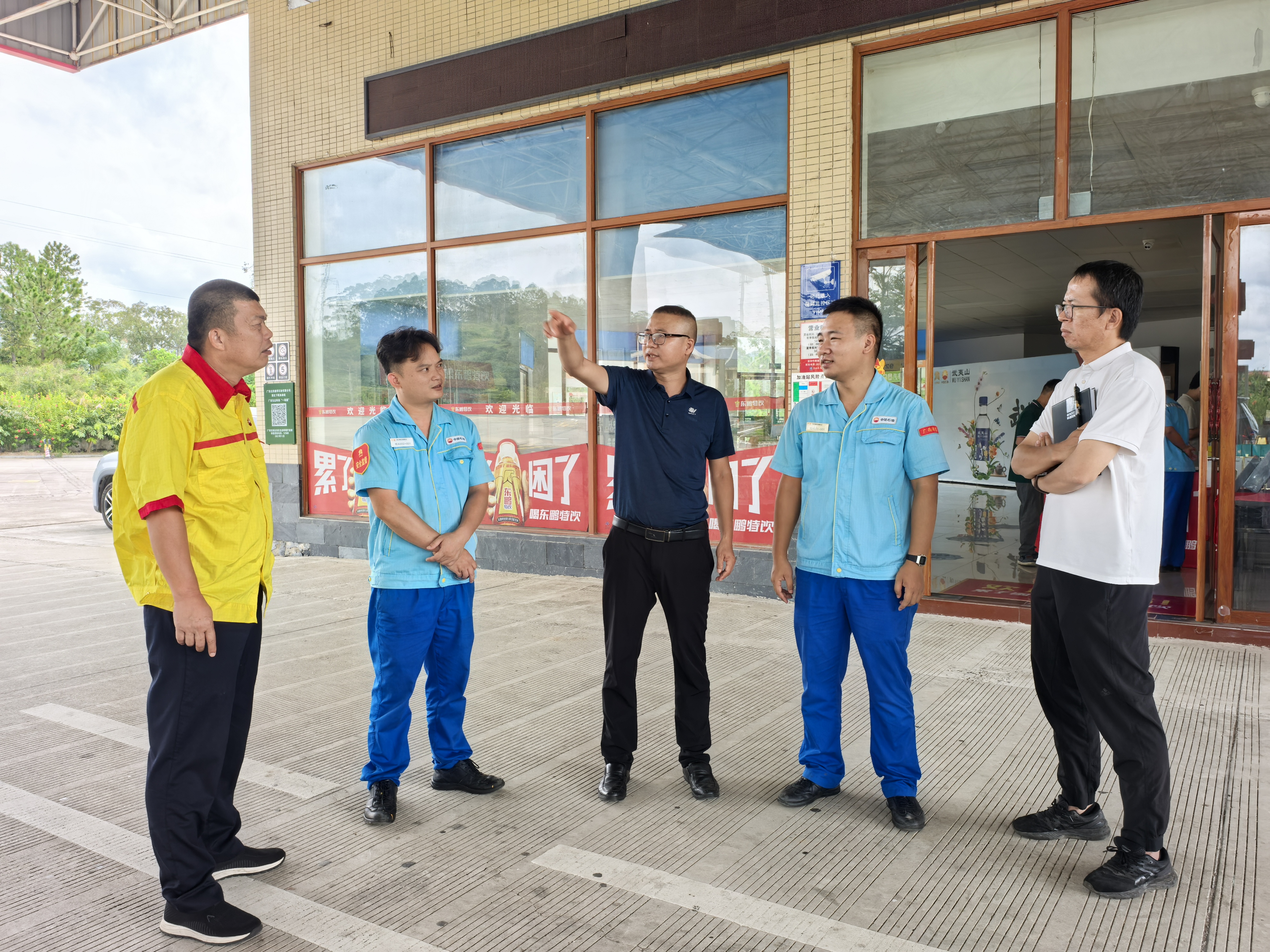 1.公司党支部书记、董事长翟福荣到基层加油站指导解决工作难点.jpg 1.公司党支部书记、董事长翟福荣到基层加油站指导解决工作难点.jpg