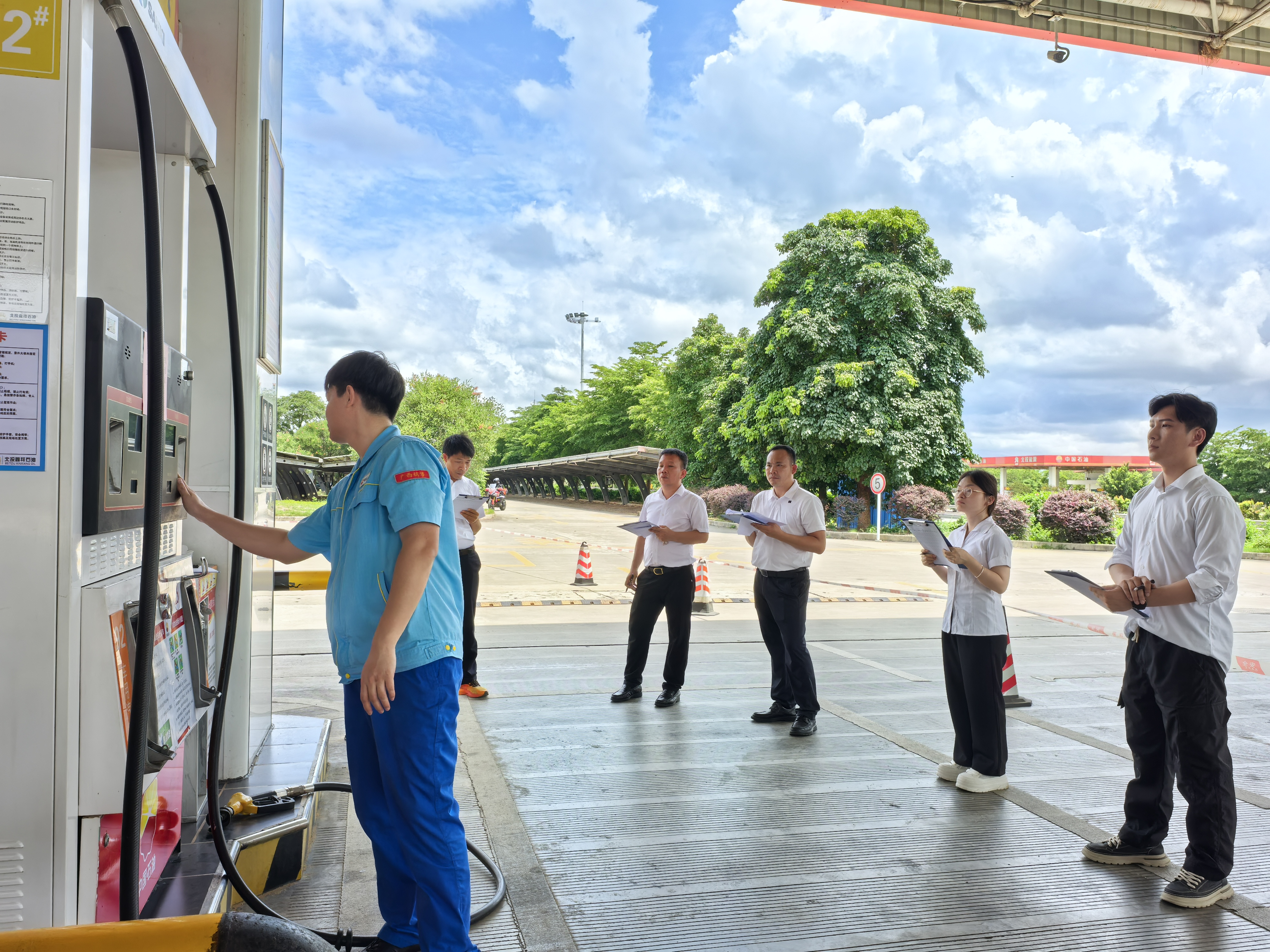 6.加油机隐患排查竞赛现场.jpg 6.加油机隐患排查竞赛现场.jpg